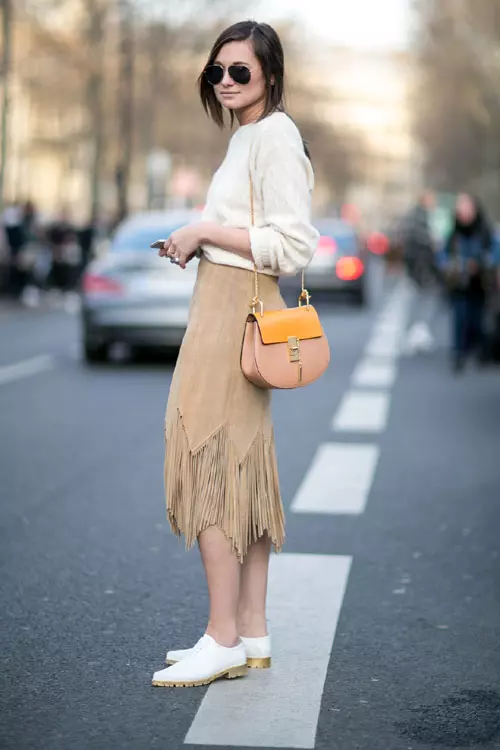 Pantofii masculini si fusta din piele velur, cu franjuri, nu ar trebui sa lipseasca din garderoba ta de birou. Evident, depinde foarte tare si de mediul in care lucrezi.