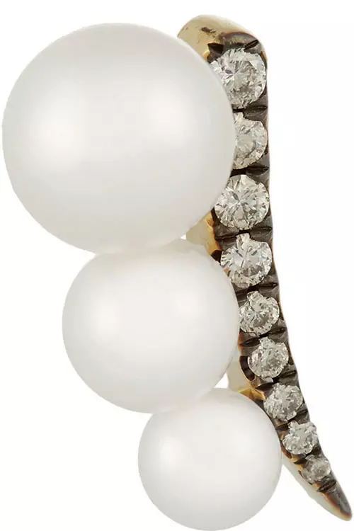 Cercei din aur cu diamante si perle, Jemma Wynne, 2.906 euro, www.net-a-porter.com