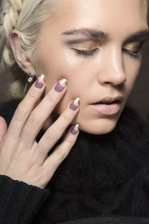 O combinatie spectaculoasa de culori, insa potrivita sezonului festiv. Daca nu ai rabdarea sau priceperea necesara, apeleaza cu incredere la nail patch-uri. 