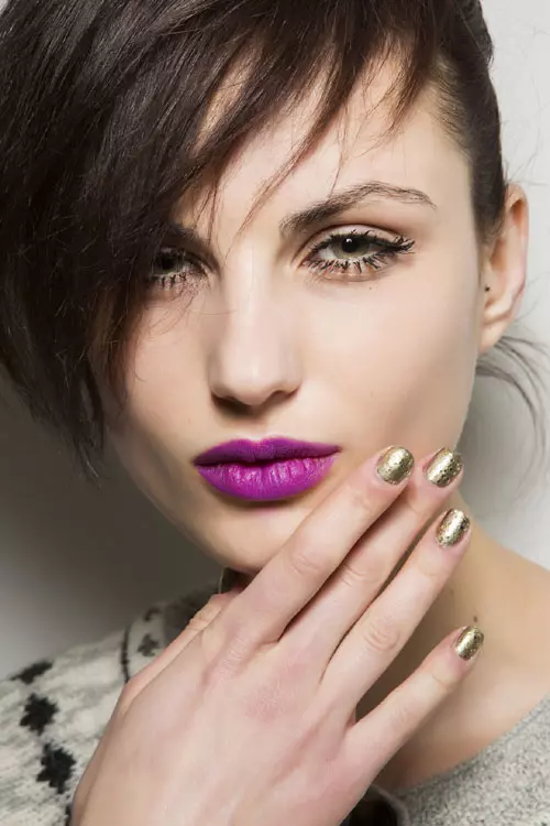 Auriul reprezinta una dintre cele mai importante tendinte ale sezonului atat in domeniul frumusetii cat si al modei. Pentru un plus de glam, aplica pe unghii cateva particule stralucitoare, acoperindu-le apoi cu top coat.