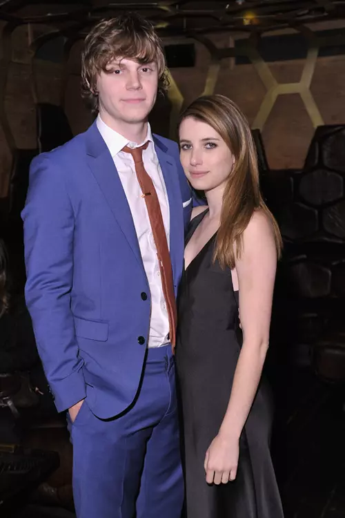 Emma Roberts si Evan Peters