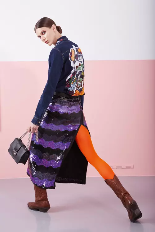 Fusta din matase, brodata cu paiete, Irina Schrotter, 777 lei; camasa din jeans cu aplicatii de paiete, MSGM, 3.200 lei, magazinul Casa Frumoasa Radisson Ladies; geanta din piele, Prada, 6.500 lei, magazinul Mengotti; ciocate din piele, vintage.