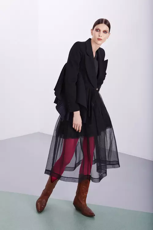 Jacheta din stofa de lana si voal plisat, Facetasm, 5.750 lei, si bustiera din piele, Victoria/Tomas, 2.170 lei, ambele magazinul Entrance; fusta din tul, Simone Rocha, 779 euro, www.stylebop.com; ciocate din piele, vintage.