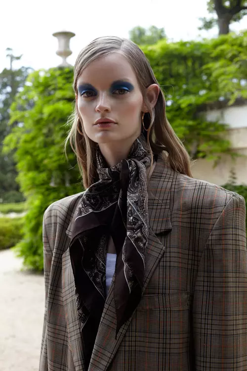 Tricou American Vintage, inele Jennifer Fisher, esarfa vintage, jacheta vintage Salvatore Ferragamo.