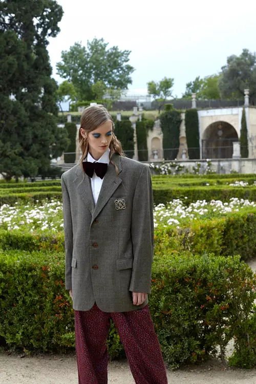 Jacheta vintage Prada, camasa vintage Christian Dior Homme, pantaloni vintage Dolce & Gabbana, brosa Loewe, inele Jennifer Fisher.