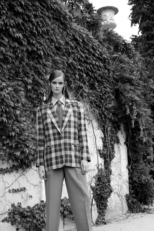 Pantaloni vintage Christian Dior Homme, camasa vintage Louis Vuitton, jacheta vintage Loro Piana, inele Jennifer Fisher, cravata Tommy Hilfiger.