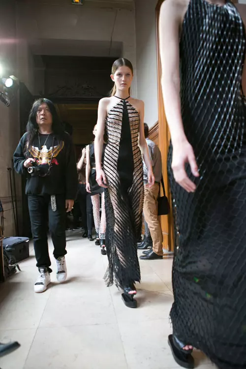 Iris van Herpen colectia primavara vara 2016 backstage (33)