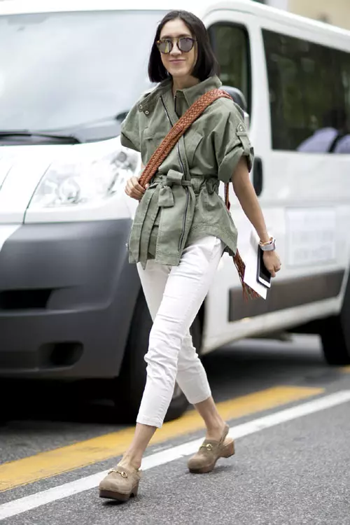 Jacheta safari + sabotii cu talpa de lemn + jeansii albi – un mix uber-cool, versatil si intotdeauna la moda!