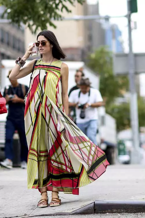 O rochie din matase, cu un imprimeu grafic, reprezinta alegerea perfecta pentru un garden party.
