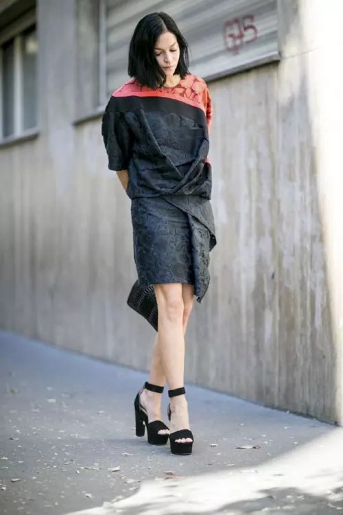 O rochie deconstruita, cu drapaje, va arata senzational alaturi de o pereche de sandale retro, din piele velur.
