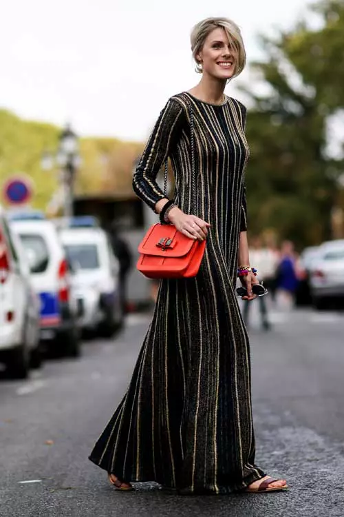Pentru seara, alege o rochie lunga din lurex, pe care o poti purta chiar si cu o pereche de sandale plate.