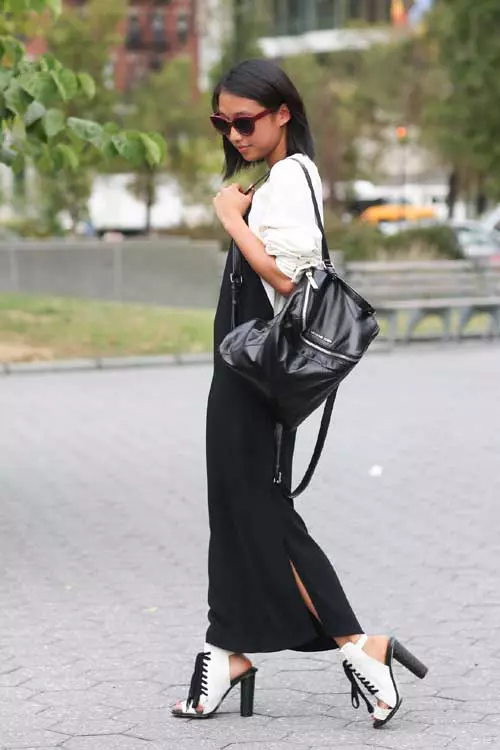 Black & white – accesorizeaza o tinuta in care rochia neagra din jerse joaca rolul principal cu un rucsac cool.