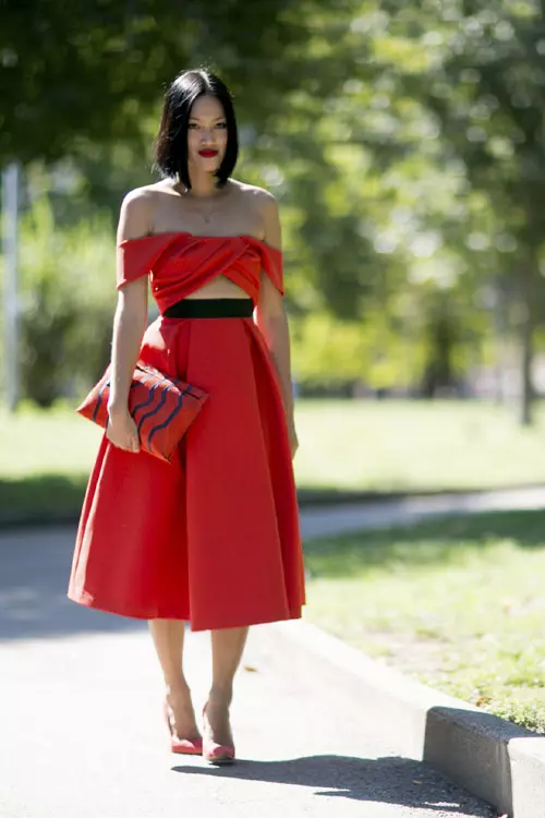 Daca te-ai saturat de ‘’all black’’, a sosit momentul sa incerci ‘’all red’’.