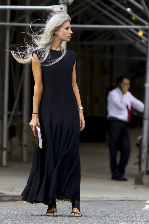 Rochia maxi, in varianata ei neo-grunge – o poti purta cu bascheti din panza, cu sandale plate, goth, sau cu o pereche de ciocate vintage.