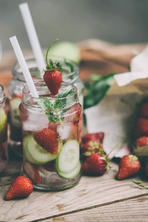 Apa cu capsuni, busuioc si castravete