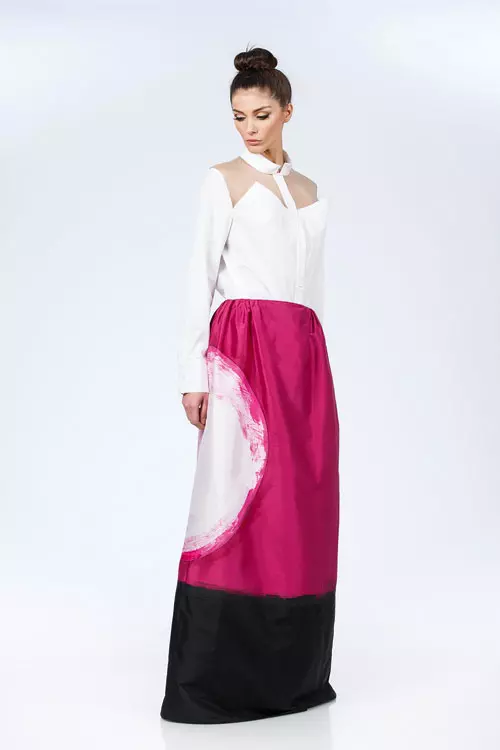 Grafic minimal (Camasa din bumbac, 140 euro, si fusta din matase, 280 euro, Andreea Tincu)