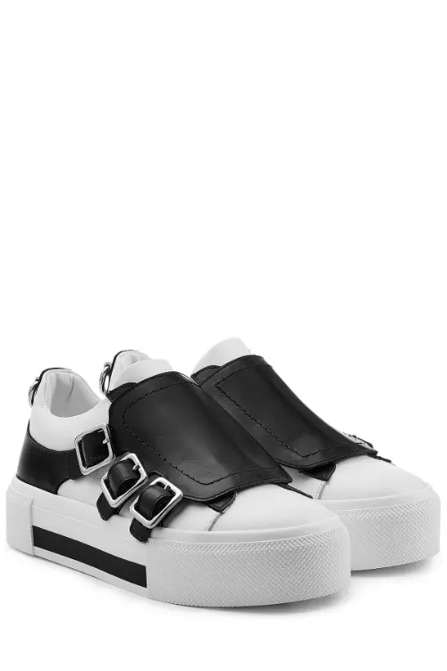 Tenisi din piele, Alexander McQueen, 1.452 lei, www.stylebop.com