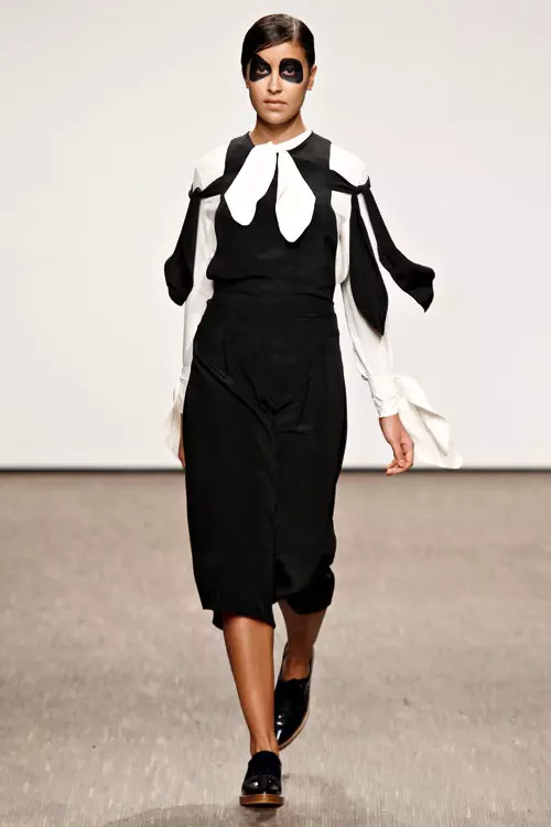 Black & White (Rochie din stofa de lana, Ioana Ciolacu, 400 euro)