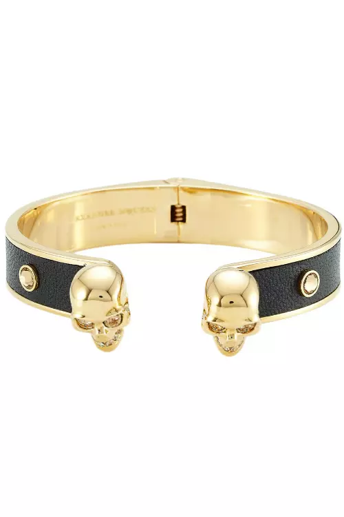 Bratara din piele si metal, Alexander McQueen, 1.760 lei, www.stylebop.com