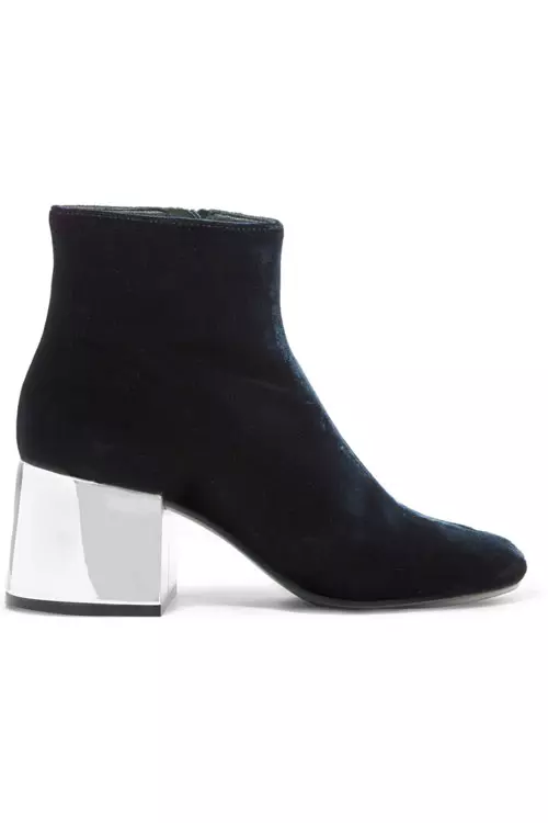 Ghete din catifea, MM6 Maison Margiela, 2.144 lei, www.net-a-porter.com