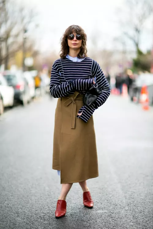Bluza ta preferata de vacanta va face un tandem de minune cu camasa clasica bleu, mai ales in drumul spre si de la birou sau in pauza de masa.