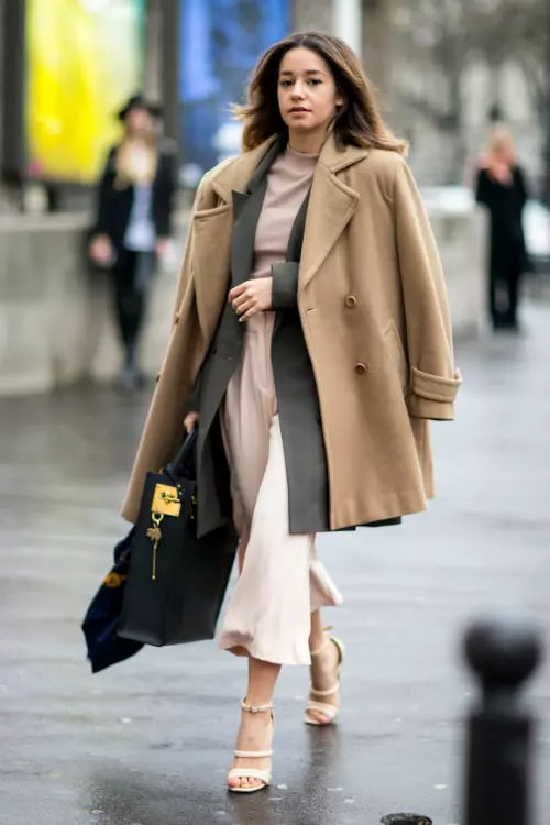 Pentru un accent fashion, mizeaza pe suprapuneri. Respectiv, deasupra sacoului poarta un trenci pe umeri.
