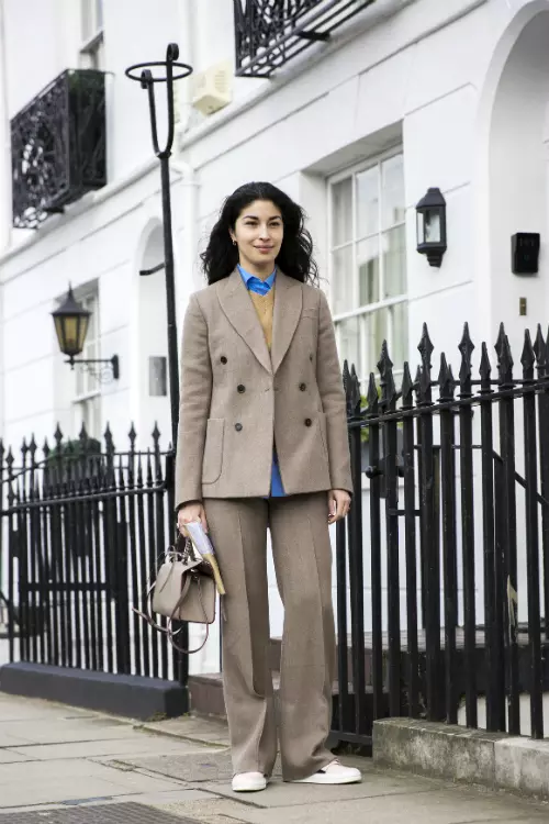 Daca pana acum ideea de deux-pieces parea demodata, iata ca a venit momentul sa resuscitezi acest concept. Fie ca optezi sa il porti cu tenisi sau tocuri, tot ce iti mai trebuie este o camasa si vei obtine un look de o eleganta clasica.