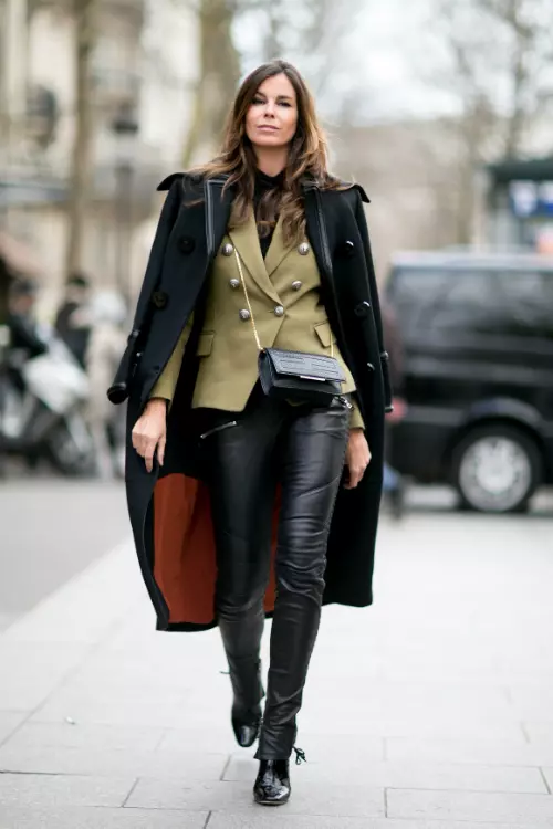 In aceeasi nota de suprapuneri orice palton sau trenci se poate transforma intr-un joc de layering cool in care sacoul ramane in prim plan.