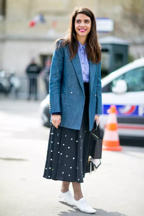 Pentru a da o nota fresh sacoului, fie el din denim, din stofa bleumarin sau carouri, tot ce trebuie sa adaugi este o fusta cu tenta retro pentru a balansa influentele masculine.