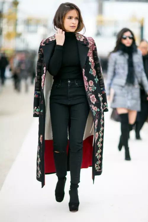 Un look total negru poate fi purtat cu un palton XXL cu imprimeu floral multicolor.