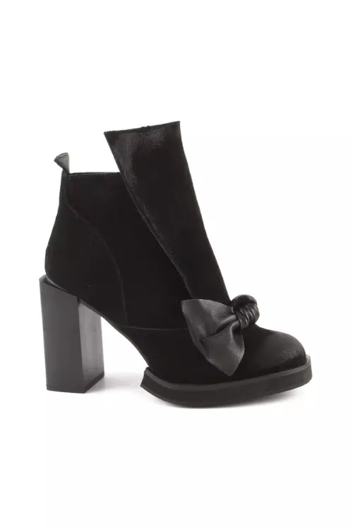 9. Botine din piele velur, Enzo Bertini, 399 lei