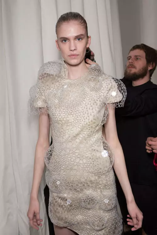 Iris van Herpen colectia toamna iarna 2016-2017 backstage (29)