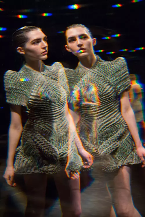 Iris van Herpen colectia toamna iarna 2016-2017 backstage (35)