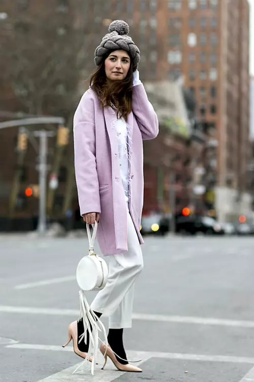 Iti este dor de culorile pastelate? Poarta-le si acum, ai grija insa sa te insulezi bine. Adica o pereche de sosete, o caciula tricotata si, te sfatuim noi, o maleta din casmir pe dedesubt, sunt piesele de care ai nevoie pentru a face fata cu brio oricarei situatii iernatice.