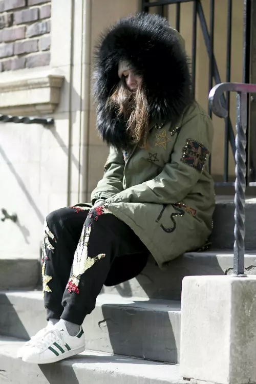 Uneori, cele mai comode tinute pot fi si cele mai cool. Iar despre pantalonii de trening ar trebui sa stii deja ca sunt in tendinte si in acest sezon merg purtati cu orice.