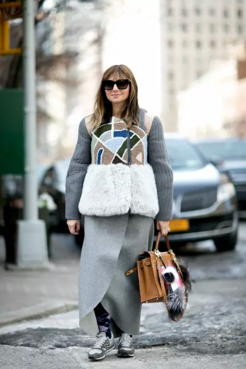 Nu exista combinatie de culori care sa evoce mai bine iarna decat griul si bleu-ul. Mai ales cand sunt sustinute de texturi si siluete atipice.