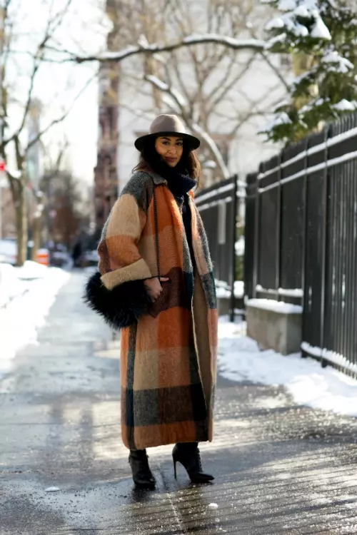 Clasicele carouri au talentul de a da oricarei tinute un aer... clasic. Si evident, cel mai bine vor arata combinate cu niste accesorii cu aceleasi valori.