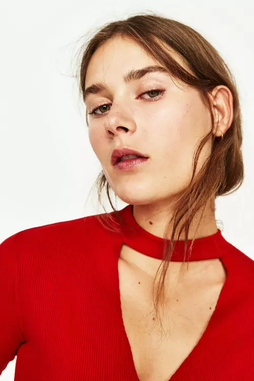 Bluza cu decolteu, Zara, 39,90 lei