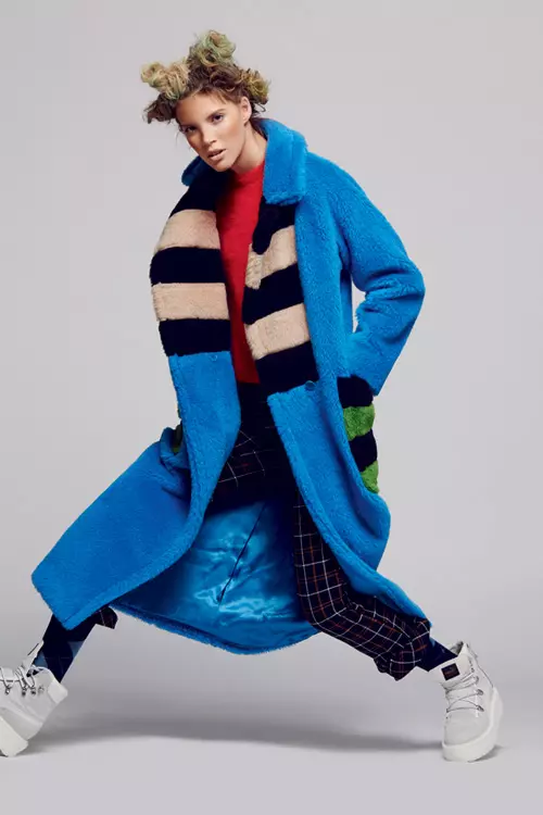 Pulover din angora, Escada, 1.826 lei; palton din blana, Max Mara, 8.840 lei; pantaloni din stofa, Zara, 129,90 lei; sosete din bumbac, Burlington, 81 lei; si ghete din piele, Fenty x Puma, 2.090 lei, magazinul Sport Couture (in toate imaginile).