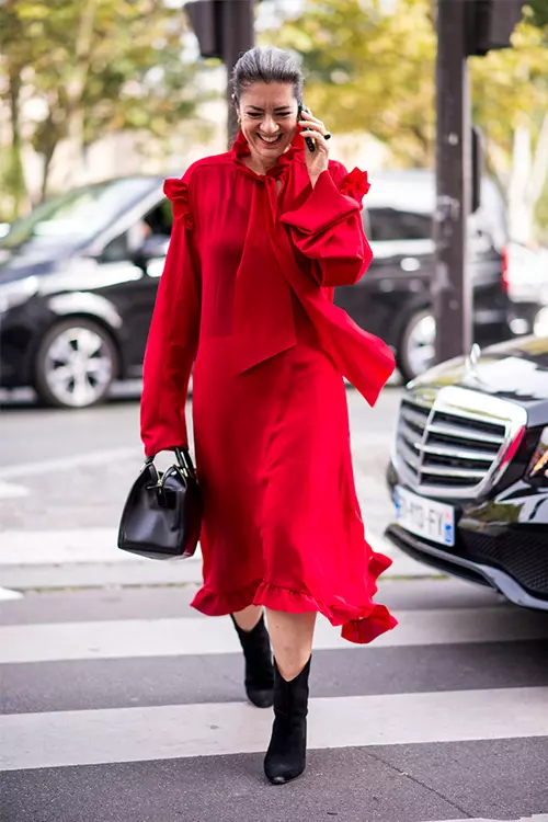 Tinuta I: O rochie de culoare rosie cu o pereche de ghete cu toc