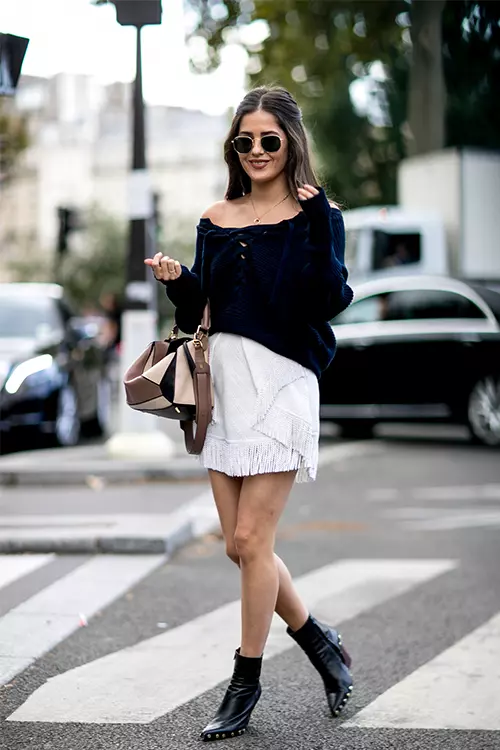 Tinuta III: Topuri fara umeri cu rochie alaturi de o pereche de pantofi cu toc.