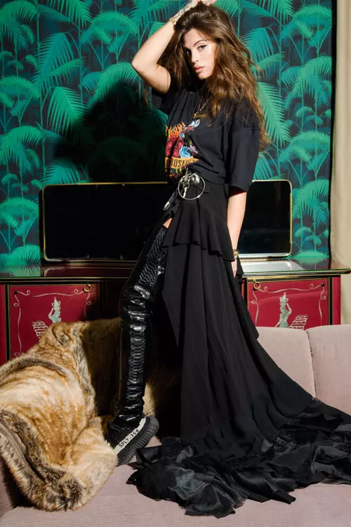 Andra poarta tricou Asos, fusta si accesoriu din piele Almaz si tenisi Yeezy