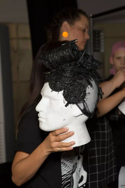 Gareth Pugh colectia primavara-vara 2017 backstage (7)