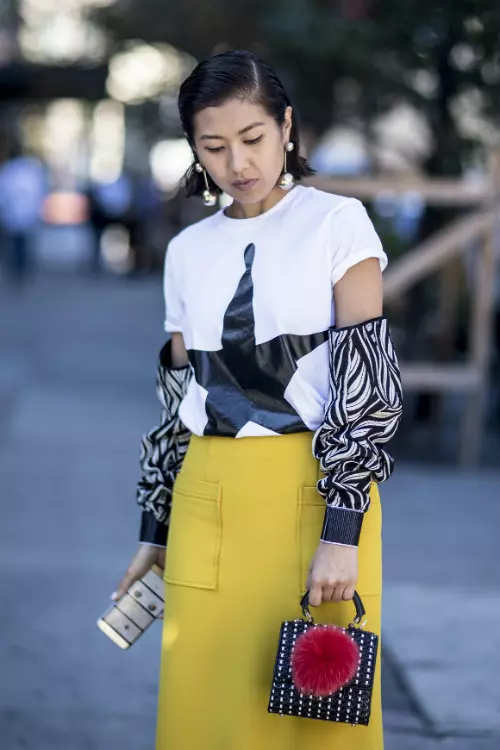 Pune t-shirt-ul tau alb in contextul unei culori puternice.