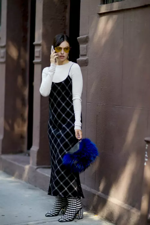 Daca ai o rochie cu un imprimeu grafic, pluseaza cu niste accesorii care il pun si mai tare in evidenta.