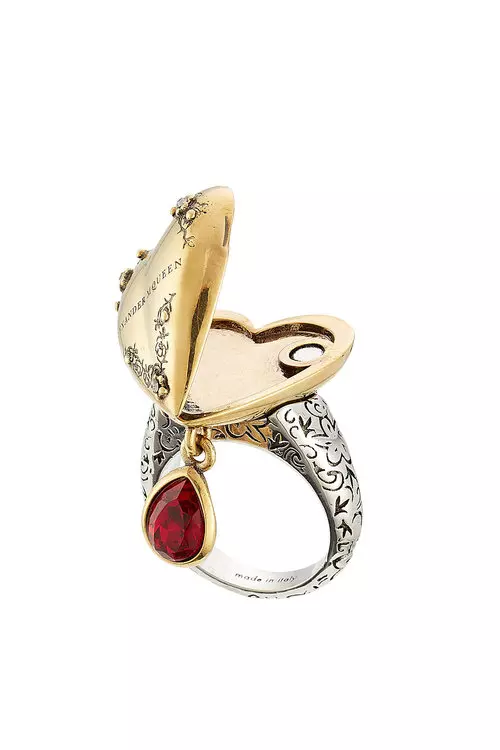 Inel cu cristale Swarowski, Alexander McQueen, 345 euro, www.stylebop.com