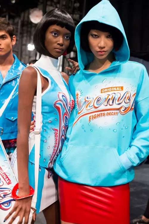 Jeremy Scott colectia primavara-vara 2017 backstage (1)