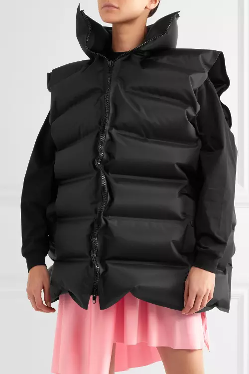 18. Vesta din fas, Balenciaga, 1.104 euro, www.net-a-porter.com