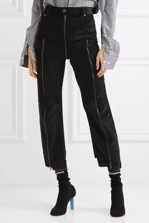 28. Pantaloni din catifea reiata, Vetements, 1.016 euro, www.net-a-porter.com
