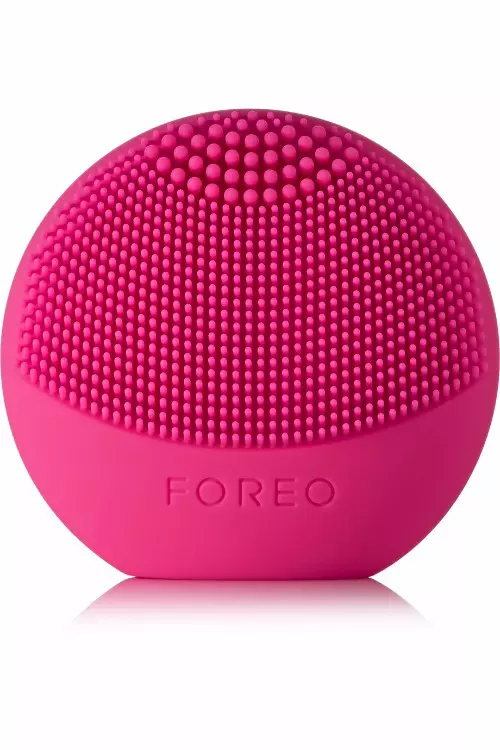 Aparat de curațare a fetei, Luna Play Foreo, 156 lei, disponibil in magazinele Douglas